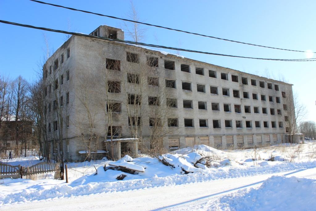 Нежилое здание (объект незавершенного строительства), площадь застройки 887,6 кв.м. с кадастровым номером 47:22:0000000:13761, расположенное на земельном участке площадью 4168 кв м. с кадастровым номером 47:22:0215004:51