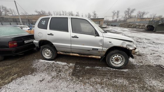 Автомобиль Шевроле Нива, 2004 г/в,  г/н У 818 УЕ 163, VIN X9L21230050056982, серого цвета, отсутствует передний левый фонарь, повреждения многочисленные по кузову в виде вмятин (капот, бампер, стекла заднего вида), на стекле трещины. Ржавчины по кузову. ПТС , СТС, ключи отсутствуют