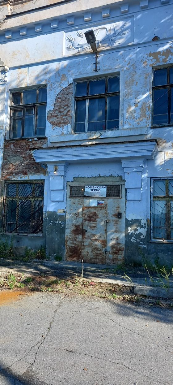 Здание, назначение: нежилое, площадь 1852,8 кв.м., количество этажей: 3, расположенное по адресу: Челябинская область, Саткинский район, г.Сатка, ул. Сергея Маринина, д.4, кадастровый номер 74:18:0805047:1132 с земельным участком, площадью: 3687+/- 12,15 кв.м, кадастровый номер 74:18:0805031:1479