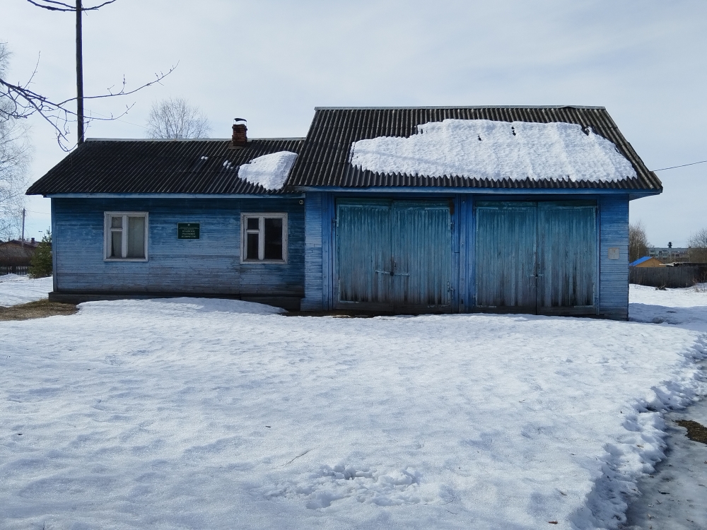 Здание пожаро-химической станции площадью 111 кв.м. с кадастровым номером 29:01:200133:138, расположенное по адресу: Российская Федерация, Архангельская область, м.о. Вельский, рп. Кулой, ул. Крайняя, д. 18 и земельный участок площадью 2551 кв.м., с кадастровым номером 29:01:200133:35, по адресу: Российская Федерация, Архангельская область, м.о. Вельский, рп. Кулой, ул. Крайняя, з/у 18