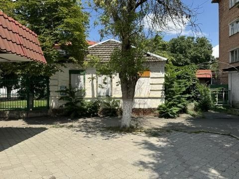 Лот № 2 - здание с кадастровым номером 07:10:0205001:233, площадью 57 кв.м с земельным участком, категория земель: земли населенных пунктов, разрешенное использование: общественное использование объектов капитального строительства, площадью 68 кв.м, с кадастровым номером 07:10:0205001:232, расположенные по адресу: Кабардино-Балкарская Республика, г.Прохладный, ул.Ленина, д.74.