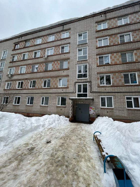 Доля 41/100 в квартире, состоящей из трех жилых комнат
