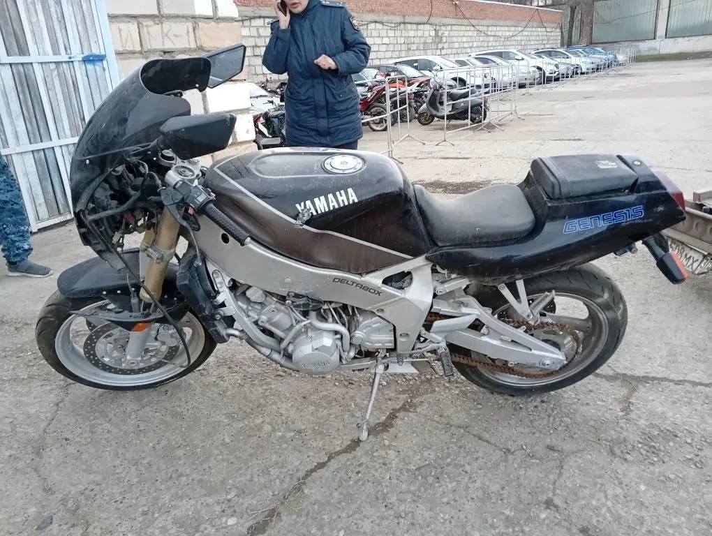 Мотоцикл Yamaha FZR400-2, без гос. №, черно-серого цвета, 1988 г/в. 1 шт
