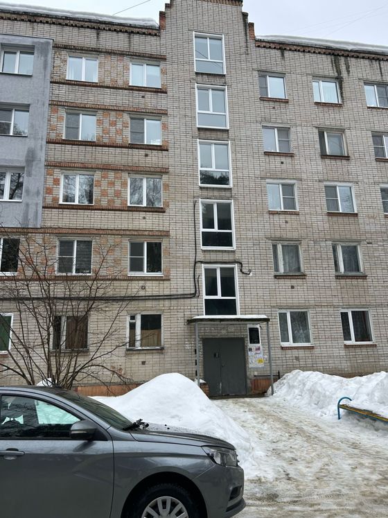 Доля 39/100 в квартире, состоящей из трех жилых комнат