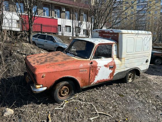 ГОДНЫЕ ОСТАТКИ автомобиля марки "Москвич ИЖ 2715", регистрационный знак 3303 МУП, красно-белого цвета. Год выпуска и VIN-номер не установлены.