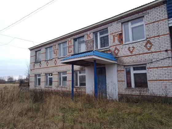 Земельный участок из земель населенных пунктов площадью 8933  кв.м. с кадастровым номером 21:05:020106:38 с расположенными на нем следующими объектами недвижимого имущества: административное здание, назначение: нежилое, кадастровым номером 21:05:000000:728, местоположение: Чувашская Республика, город Шумерля, улица Радищева, дом 34; здание гаража, назначение: нежилое, кадастровым номером 21:05:000000:723, местоположение: Чувашская Республика, город Шумерля, улица Радищева, дом 34