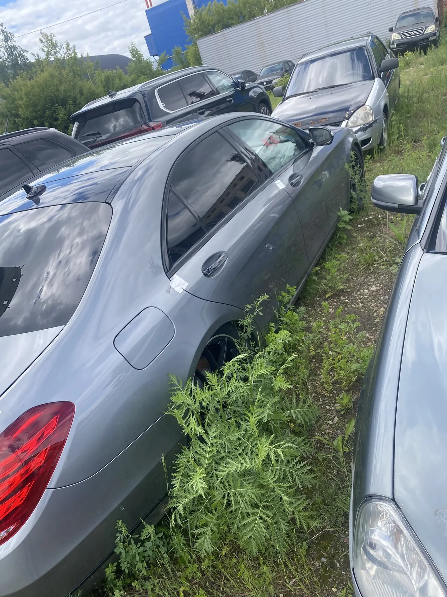 А/м Mercedes-Benz S 350 BLUETEC серого цвета, 2014 г.в., гос. №B222BH 13, VIN WDD2221331A125177, находится в разобранном состоянии, отсутствует рулевое управление, полностью отсутствует торпеда, детали находятся в салоне, не на ходу, зарегистрировано ограничение