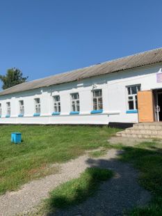 Нежилое здание (здание школы),  КН 48:06:1480208:4, 1909 года постройки, площадью 1054,3 кв. м,  и нежилое помещение (столовая),  КН 48:06:1480208:6, 1991 года постройки, площадью 438,9 кв. м,  расположенные на земельном участке, КН 48:06:1480208:1, площадью 14 568 кв. м, местоположение: Липецкая область, Долгоруковский округ, с.Вязовое, ул.Молодежная, д.17