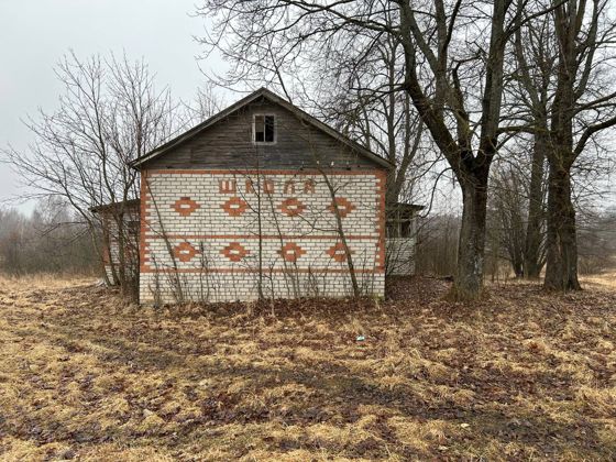 Нежилое здание, по адресу: Ярославская область, Мышкинский район, Флоровский с/о, с. Флоровское, ул. Малкова, д. 12,  1-этажное, общей площадью 120,5 кв. м, кадастровый номер: 76:07:101702:275, с земельным участком,  общей площадью 1168 кв.м, кадастровый номер: 76:07:101702:274, расположенным по адресу: Ярославская область, Мышкинский муниципальный  район, Приволжское сельское поселение, село Флоровское, ул. Малкова,   земельный участок 12.