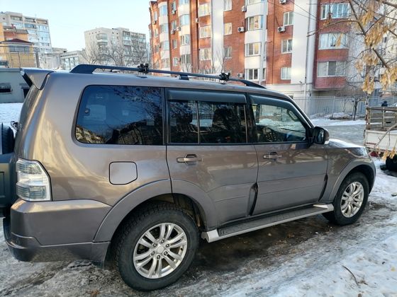 Автомобиль Mitsubishi Pajero LWB, легковой универсал, 2012 года выпуска.