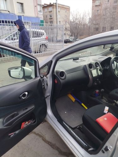 Автомобиль Nissan Note, легковой комби, 2014 года выпуска.
