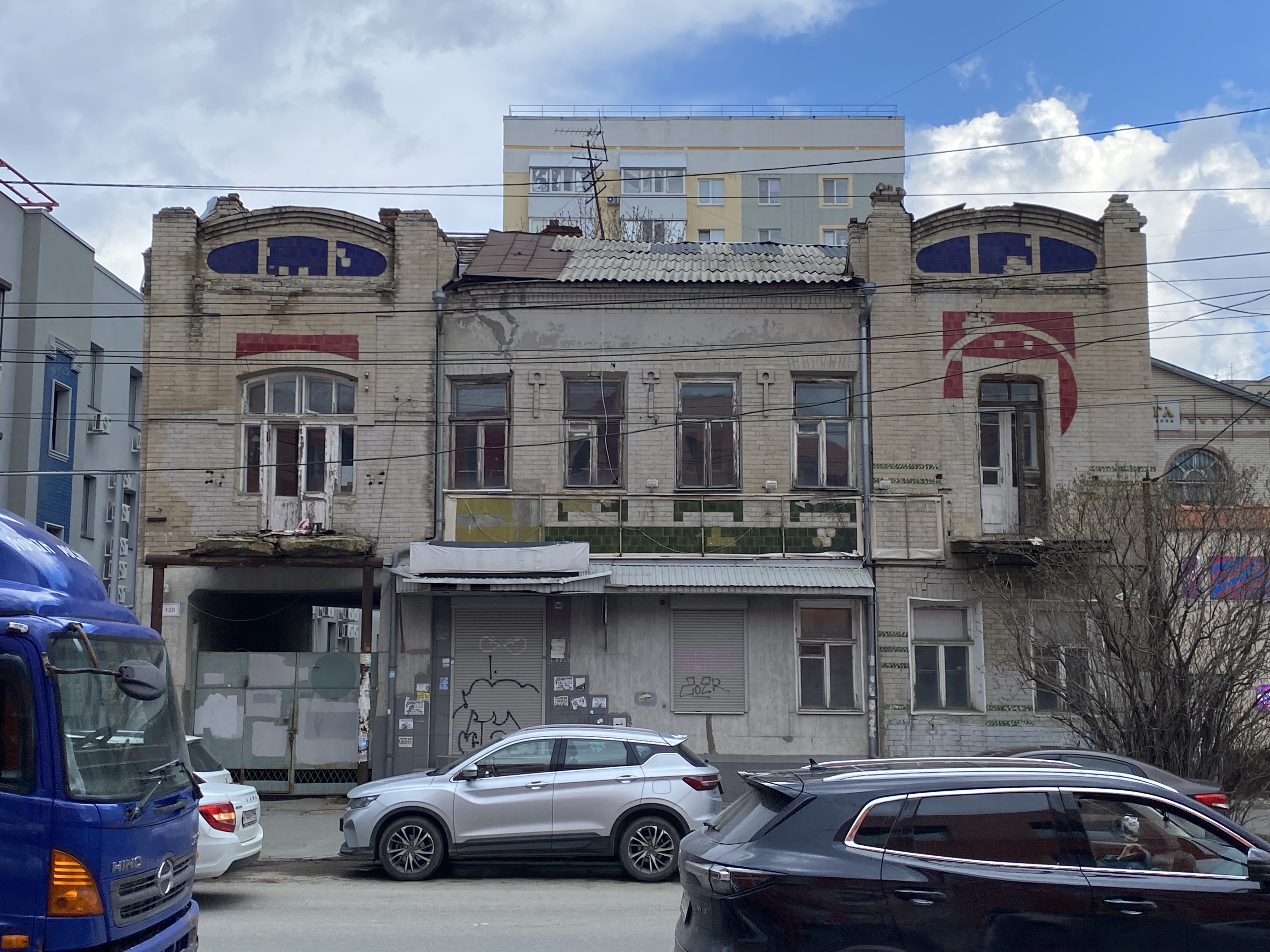 двухэтажное нежилое здание общей площадью 295,3  кв. м с кадастровым номером 64:48:030447:106, являющееся объектом культурного наследия местного (муниципального) значения «Дом жилой» по адресу: Российская Федерация, Саратовская область, г.о. город Саратов, г. Саратов, ул. им. Кутякова И.С., д. 120 с одновременным предоставлением земельного участка общей площадью 672 кв. м (Саратовская область, г. Саратов, ул. им. Кутякова И.С., д. 120), необходимого для его использования, в аренду
