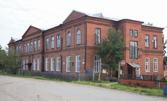 Нежилое здание, наименование: здание хирургического отделения, кадастровый номер 59:39:0010130:66, количество этажей 2, материал наружных стен: кирпичные, общей площадью 1315,1 кв.м., расположенное по адресу: Пермский край, Чердынский муниципальный округ, город Чердынь, улица Прокопьевская, здание 39, 1908 года постройки, (объект культурного наследия регионального значения, включенный в единый государственный реестр объектов культурного наследия (памятников истории и культуры) народов РФ