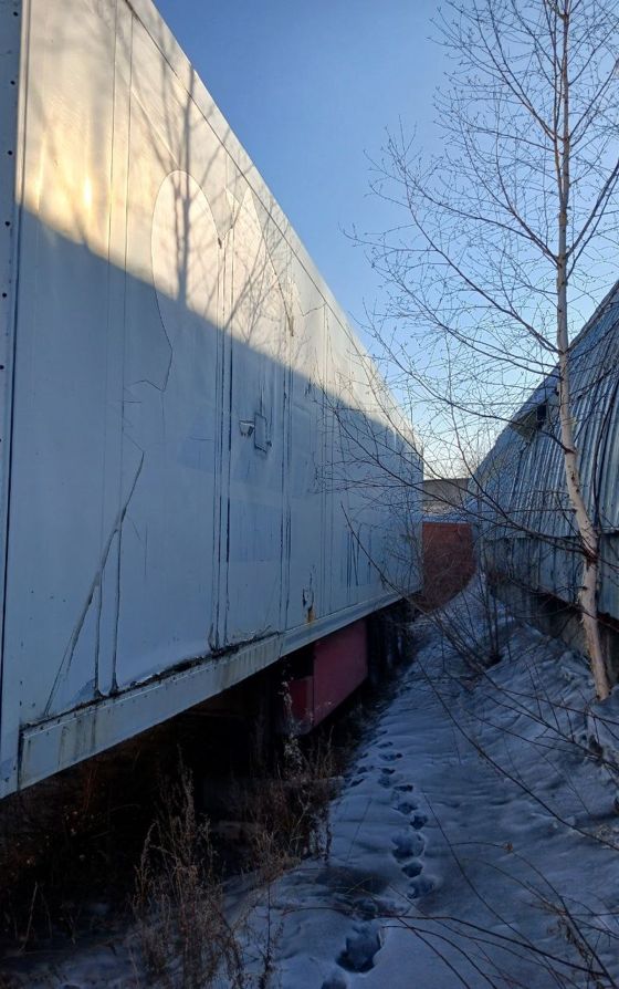 Грузовой полуприцеп фургон марки "SCHMITZ SCO24" белого цвета, фактически право собственности не зарегистрировано ввиду неуплаты госпошлины, НДС и сбора, установленных таможенным законодательством в качестве годных остатков (перечень в документации)