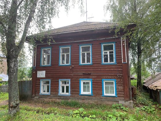 Нежилое здание, общей площадью 157,2 кв. м, кадастровый номер: 76:21:010101:472, с земельным участком, общей площадью 1106 кв. м, кадастровый номер 76:21:020128:16, расположенных по адресу: Ярославская область, г. Тутаев, ул. Ушакова, д.35 