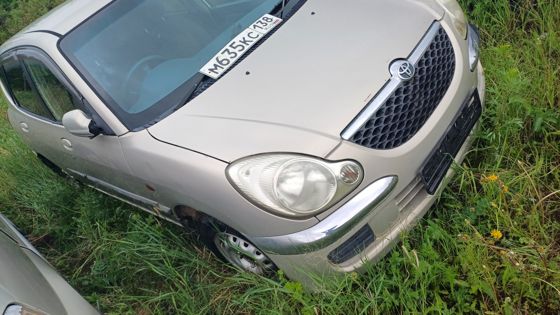 Автомобиль марки TOYOTA DUET, серого цвета, 2002 г.в., гос. номер М635КС138