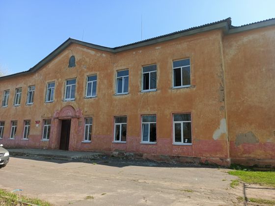 Нежилое здание школы с земельным участком