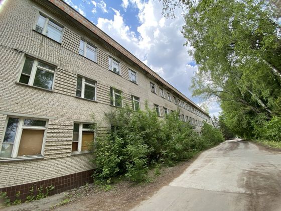 Казарма, назначение: нежилое здание, количество этажей: 3, в том числе подземных: 1, площадью 4786,1 кв.м., с кадастровым номером 71:17:030104:2043, с земельным участком из земель населенных пунктов, вид разрешенного использования – предпринимательство, с кадастровым номером 71:17:030104:2899, площадью 1409 кв.м., местонахождение: Тульская область, Плавский район, ул. Орлова, д. 2-а, строение 4