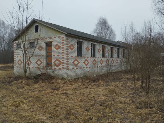 Здание по адресу: Ярославская  область, Мышкинский район,  село Флоровское, улица Цветочная, дом 4, с  кадастровым  № 76:07:101701:72, назначение: нежилое, количество этажей, в том числе подземных этажей: 1, в том числе подземных 0,  площадью 179,4 кв.м,   с земельным участком по адресу:  Ярославская   область,  муниципальный район   Мышкинский,  сельское поселение Приволжское, село Флоровское, улица Цветочная,  земельный участок 4, с   кадастровым  №  76:07:101702:3, площадью 1802 кв.м 