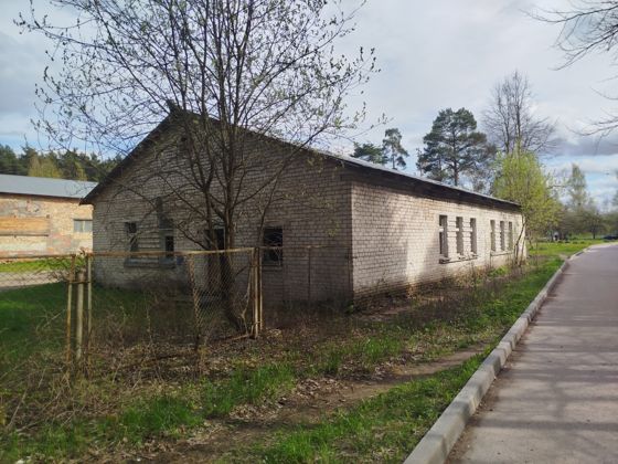 Нежилое здание с земельным участком по адресу Псковская область, Печорский м.о., г. Печоры, ул. Мелиораторов, д. 11А