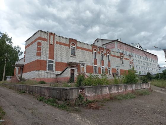 Земельный участок, категория земель - земли населенных пунктов, вид разрешенного использования - деловое управление, площадь - 2 137 кв. м, кадастровый номер 12:14:3701003:93, с расположенным на нем объектом недвижимости: здание, назначение - нежилое, площадь - 959 кв. м, 3-этажное (в том числе подземных - 1), кадастровый номер 12:14:3701003:112, местоположение: Республика Марий Эл, Звениговский район, пгт Красногорский, ул. Госпитальная, д. 22.