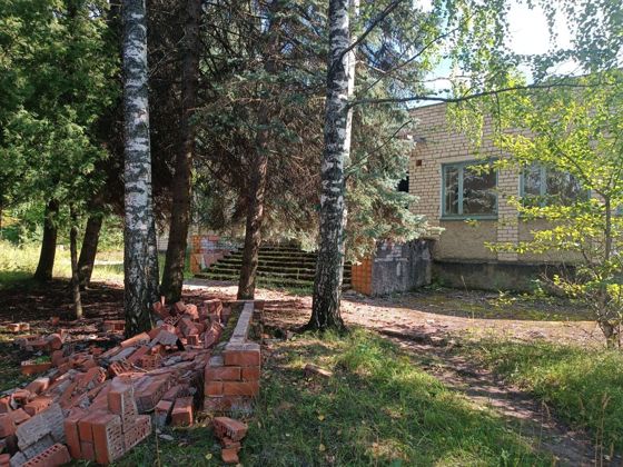 Нежилое здание с земельным участком по адресу Псковская область, Печорский м.о., г. Печоры, ул. Набережная, д. 9.