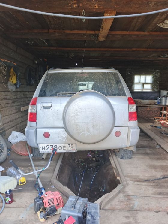 Легковой автомобиль: ЧЕРИ; SUV T11 (SQR7247); 2007 г.в., г/н Н238ОЕ75, цвет серый, VIN: XUVDB14B170005301., номер кузова (прицепа): XUVDB14B170005301. ПТС отсутствует. Передний бампер в сколах, повреждения лакокрасочного покрытия, решетка радиатора присутствует, задний бампер присутствует, отсутствует двигатель, машина не на ходу, около бензинового бака вмятина, по всему кузову ТС имеется повреждения лакокрасочного покрытия в виде царапин и сколов, руль присутствует