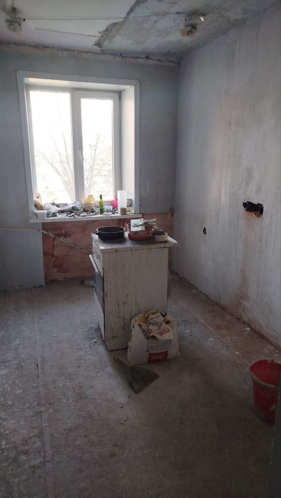 Квартира, назначение: жилое, этаж 2, площадь 50,9 кв.м., кадастровый номер 75:32:010642:103, по адресу: Забайкальский край, г. Чита ул. 1-Московская 56 кв.45. В квартире находится три окна (пластиковые) квартира в черновом варианте, вставлена металлическая дверь, состоящей из 2-х комнат совместного санузла, кухни, коридора