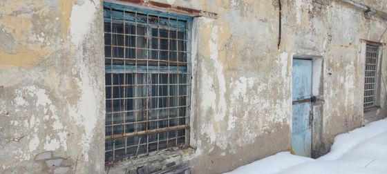 Земельный участок общей площадью 1 154 кв.м. с кадастровым номером: 43:42:000006:37 с расположенным на нем объектом федерального имущества – здание архива общей площадью 181,3 кв.м. с кадастровым номером: 43:42:000006:140 по адресу: Российская Федерация, Кировская область, г.о. город Кирово-Чепецк, г. Кирово-Чепецк, ул Свободы, д. 3а.