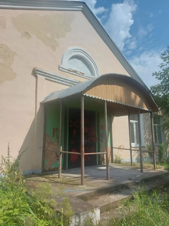 Нежилое здание, площадь 548,8 кв.м; земельный участок, площадь 12824 кв.м, расположенное по адресу: Новгородская область, Шимский район, Медведское сельское поселение, д. Менюша, д. 33