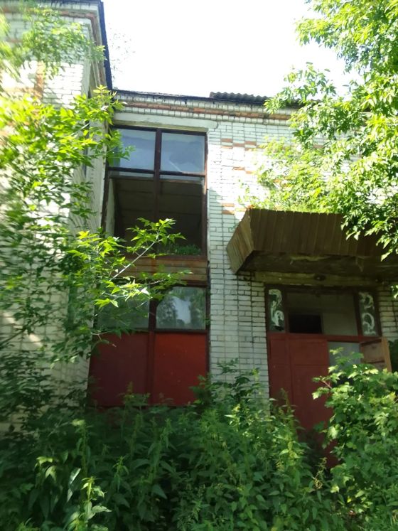 нежилое  здание, назначение: нежилое здание, назначение: нежилое, 3-этажное, общей площадью 2630,6 кв.м.,  инвентарный номер 4707, 1982 года постройки, с кадастровым номером 21:18:090302:363 и земельный участок, площадью 2044,0 кв.м., с кадастровым номером 21:18:090302:659, категория земель: земли населенных пунктов, разрешенное использование: общественное управление, расположенные по адресу: Чувашская Республика, Порецкий муниципальный округ, с. Сыреси, ул. Октябрьская, д. 72