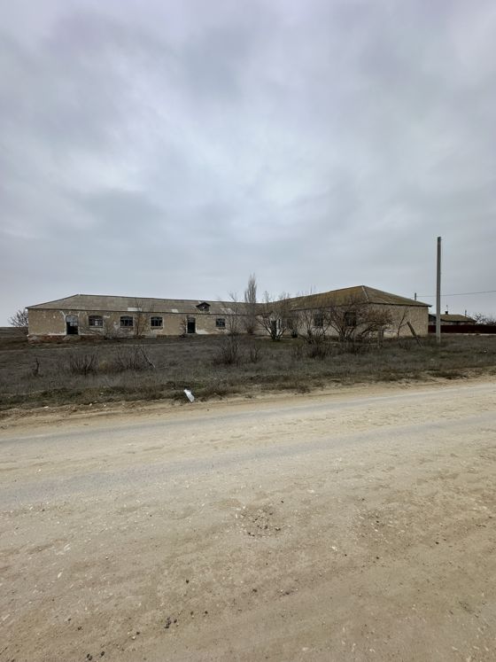 Одноэтажное нежилое здание для дальнейшей разборки и утилизации, общей площадью 702,9 кв.м, с кадастровым номером 30:01:060302:345, расположенное по адресу: Астраханская область, Ахтубинский район, п. Средний Баскунчак, ул. Космонавтов 44