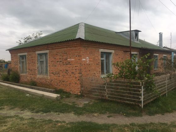 Нежилое здание, местоположение: Ростовская область, р-н. Цимлянский, х. Паршиков, ул. Мира д. 9, кадастровый номер 61:41:0050405:151, площадь 103,1 кв.м., с земельным участком, местоположение установлено относительно ориентира, расположенного в границах участка. Почтовый адрес ориентира: Ростовская обл.,  р-н Цимлянский, х. Паршиков, ул. Мира, д.9, кадастровый номер 61:41:0050405:84, площадь 460 кв.м.