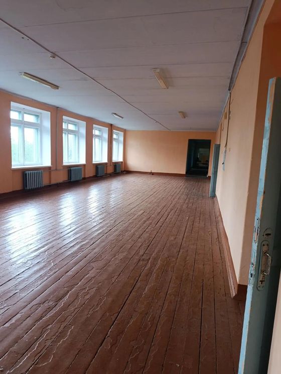 Нежилое здание школы, общей площадью 2610,8 кв. м., количество этажей – 3, в том числе подземных -0, кадастровый номер 59:04:0301055:29  с земельным участком, категория земель: земли населенных пунктов, разрешенное использование: под школу, общей площадью 5540 кв. м., кадастровый номер 59:04:0301055:3, расположенные по адресу: Пермский край, г. Гремячинск,  ул. Мира, д. 19.