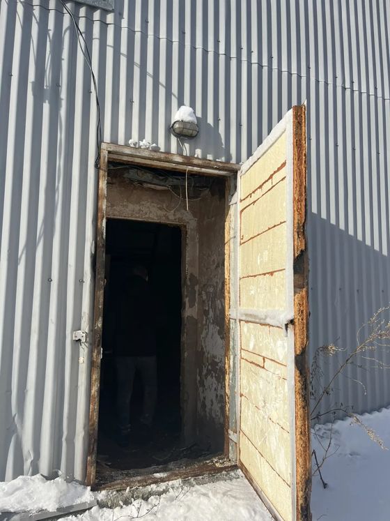 Нежилое здание общей площадью 88,6 кв.м с кадастровым номером 22:63:000000:1595, земельный участок общей площадью 675 кв.м  с кадастровым номером 22:63:050503:76, расположенные по ул.Матросской, 94е.