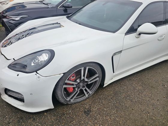 Автомобиль марки Porsche Panamera4 с государственным регистрационным знаком Х888ВЕ123 и ключ от автомобиля. Документы отсутствуют.
