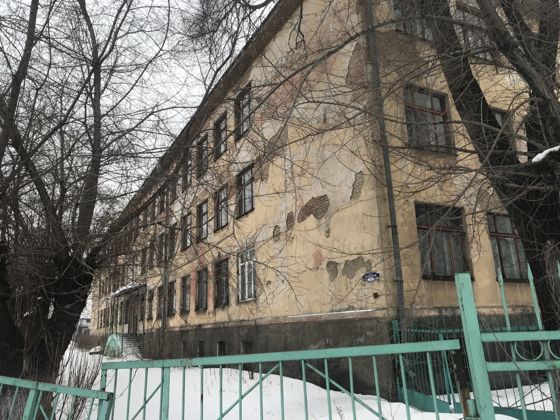 Отдельно стоящее нежилое здание: Межшкольный учебный комбинат, 4479,5 кв. м; земельный участок площадью  4628 кв. м, кадастровый номер 42:30:0301006:621