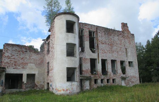 Нежилое трехэтажное здание общей площадью 1329,7 кв.м., кадастровый номер 47:01:0501002:536, вместе с земельным участком общей площадью 5794,0 кв.м. с кадастровым номером 47:01:0501002:2672,  категория земель - земли населенных пунктов, вид разрешенного использования – размещение объектов бытового обслуживания (включая бани), расположенное по адресу: Ленинградская область, Выборгский район, пос. Лесогорский, ул. Школьная, д.7