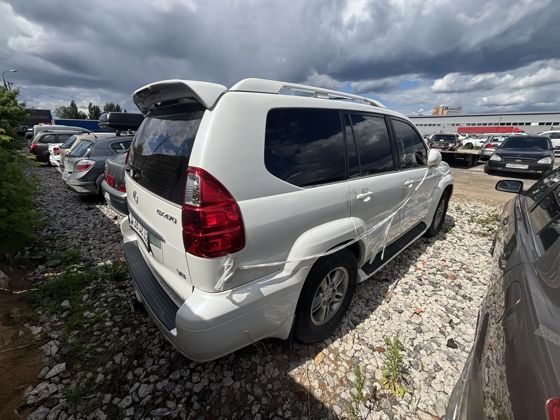 Транспортное средство "LEXUS GX 470", цвет белый, г/в 2005, государственный рег. номер Республики Абхазия, О264ХХАВН, фактически установлен регистрационный номер Республики Армения 36JZ032 AM, VIN номер - JTJBT20X440043445, ключ зажигания