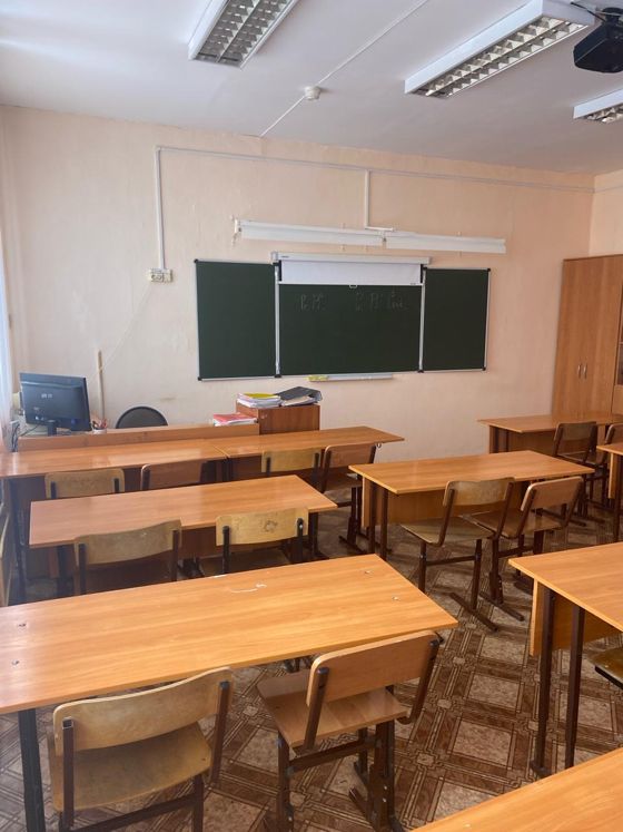 Нежилое помещение площадью 34,6 кв.м, расположенное на 3 этаже здания по адресу: г. Кемерово, просп. Молодежный, 7Б, закрепленное на праве оперативного управления за                     МБОУ «СОШ № 97». Целевое назначение: для проведения дополнительных занятий по изучению иностранных языков. Режим использования: 18 часов в месяц (понедельник, вторник, четверг с 14:00 до 15:30).