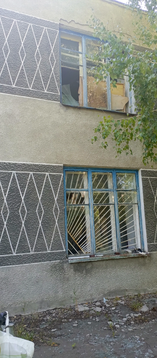 Нежилое здание общая площадь 1067,7 кв.м., этажность 2, кадастровый № 22:40:060336:33 и земельный участок площадью 5539 кв.м. кадастровый номер № 22:40:060336:15