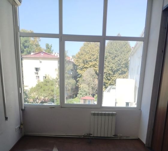 Объект аренды, площадь 684,0 кв. м, номера на поэтажном плане: этаж 3, лит. А, ком. 77 - 97, 99 - 107, 111 - 147, адрес (местонахождение) объекта:  Краснодарский край, г. Сочи, Адлерский район, ул. Ленина, д. 2. Вход в объект аренды из помещения отделения почтовой связи