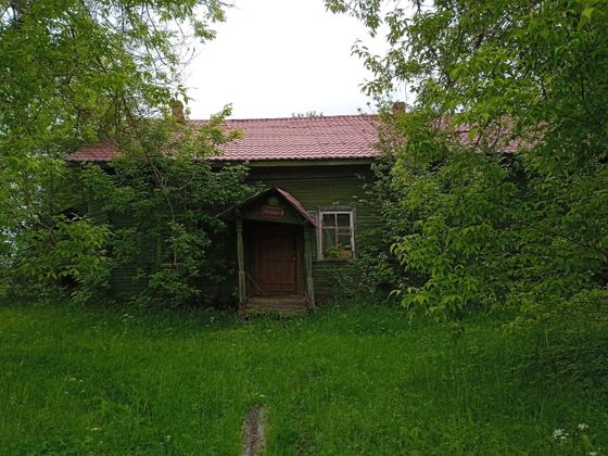 Здание клуб, назначение: нежилое, общей площадью 176 кв.м., кадастровый номер 35:23:0101002:207, расположенное по адресу: Вологодская область, р-н Шекснинский, д. Камешник, д.9а и земельный участок с кадастровым номером 35:23:0101002:423 площадью 1382 кв.м., на котором оно расположено.