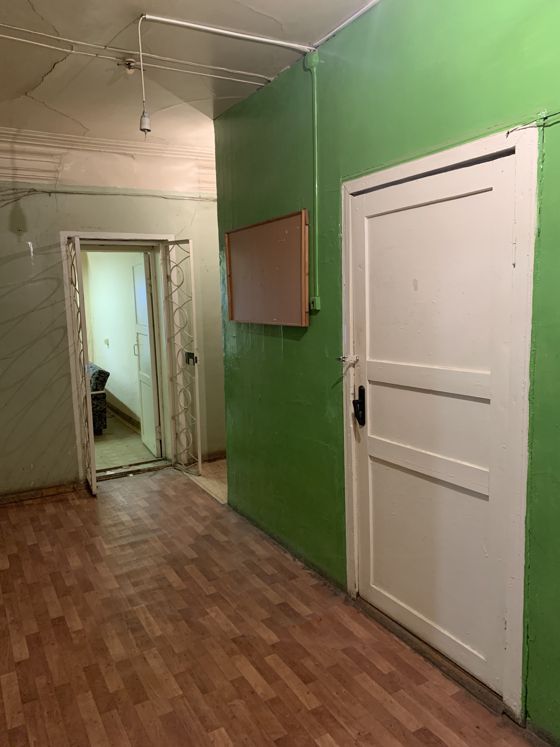 Административное помещение № 1004 общей площадью 21,2 кв.м. с кадастровым номером 43:35:310130:270 расположенное по адресу: Кировская область, р-н Уржумский, г. Уржум, ул. Советская, д. 46, пом. 1004 (входит в состав объекта культурного наследия федерального значения «Дом жилой», регистрационный номер 461410018090006)