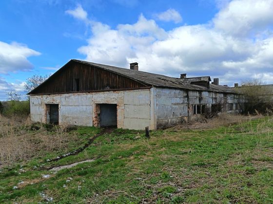 Нежилое здание с земельным участком Большеулуйский район, 120 м западнее дороги Большой Улуй-Бобровка