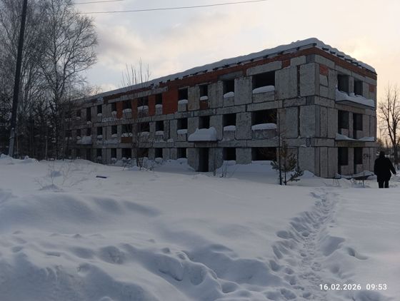 Объект незавершенного строительства площадью застройки 533,6 кв.м., проектируемое назначение - многоквартирный жилой дом, степень готовности 53%, кадастровый номер 66:17:0301009:602, с земельным участком площадью 2464 кв.м., категория земель - земли населенных пунктов, разрешенное использование - малоэтажная многоквартирная жилая застройка, кадастровый номер 66:17:0301009:790, расположенные по адресу: Свердловская область, Нижнетуринский муниципальный округ, пос. Ис, ул. Советская, д. 16Б