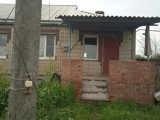 Нежилое здание с земельным участком