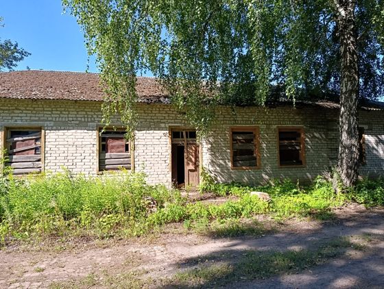 - Недвижимое имущество - нежилое здание, наименование - Административное здание, площадью 256.8 кв.м., с кадастровым номером 46:05:110702:947, количество этажей 1, в том числе подземных этажей: 0. Материал наружных стен: Кирпичные. Год завершения строительства 1968. Существующих ограничений (обременений) права: не зарегистрировано. Местоположение имущества: Курская область, Дмитриевский район, с. Крупец, дом 281
