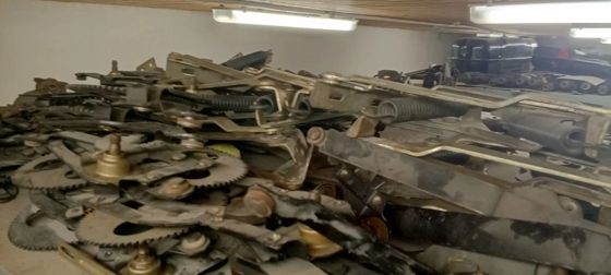 Движимое военное имущество (кроме вооружения и боеприпасов): а) запасные части к автомобильной технике. Перечень имущества, подлежащего реализации указан в Приложении №1.