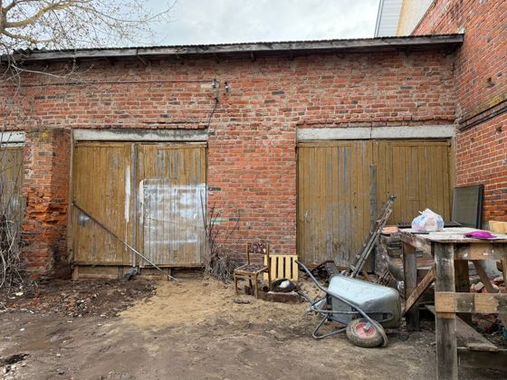 Одноэтажный гаражный бокс на две машины, площадью 32,8 кв.м, год завершения строительства: 1975, с кадастровым номером 40:20:100508:616, местоположение: Российская Федерация, Калужская область, Тарусский район, г. Таруса, ул. Октябрьская, д. 6Б.